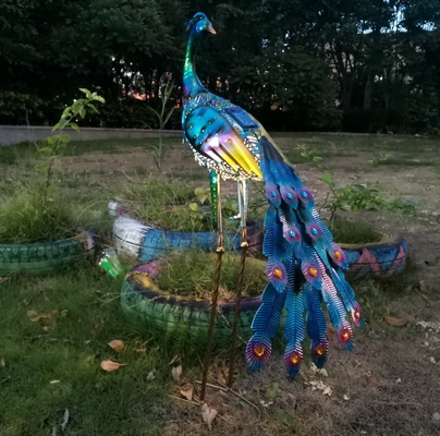 Decorazione alimentata solare di nozze del partito del cortile delle luci del mestiere del metallo della statua solare all'aperto del pavone
