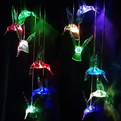 I colibrì che solari bianchi caldi molli le luci decorative avvolgono i carillon fanno festa le decorazioni di festa dei regali